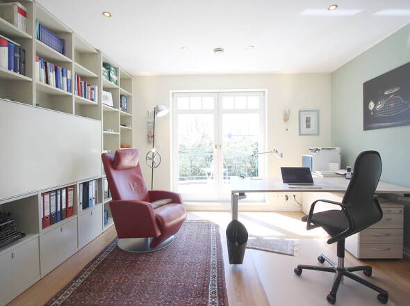Helles Büro mit Balkonzugang OG