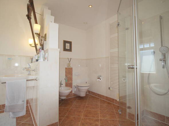 Bidet u. WC-Bereich hinter Schamwand Elternbad OG