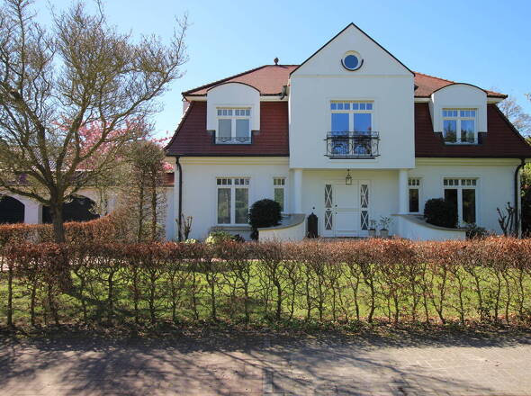 Straßenansicht Villa mit Eingangsbereich u. Buchenhecke