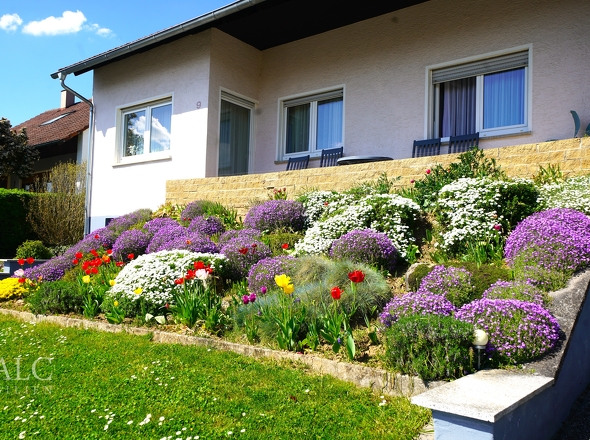 Steinterrasse für sonnige Stunden