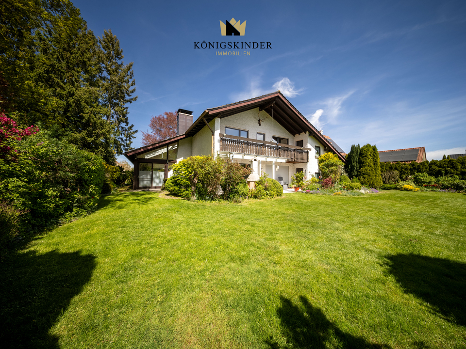 Aussenansicht mit Garten und Wintergarten