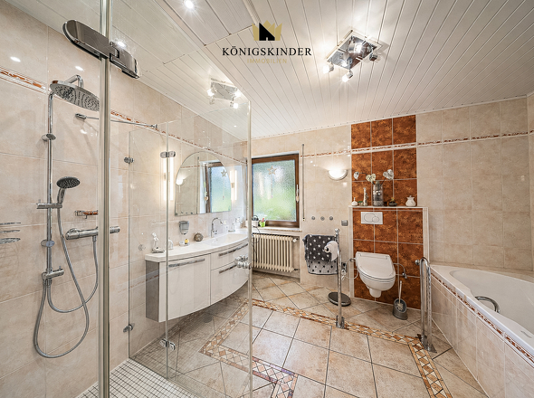 Tageslichtbad mit Dusche und Badewanne