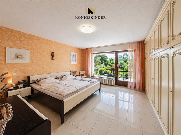Großzügiges Schlafzimmer mit Terrassenzugang