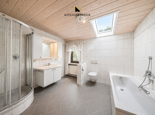 Weiteres großzügiges Tageslichtbad mit Dusche und Badewanne