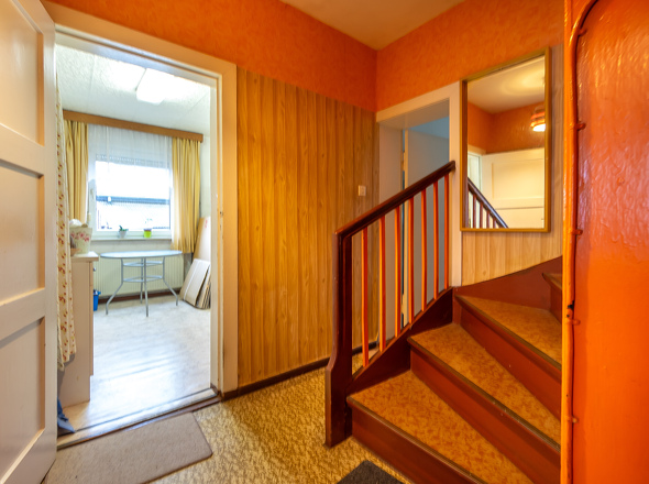 EG Flur mit Treppe zum DG