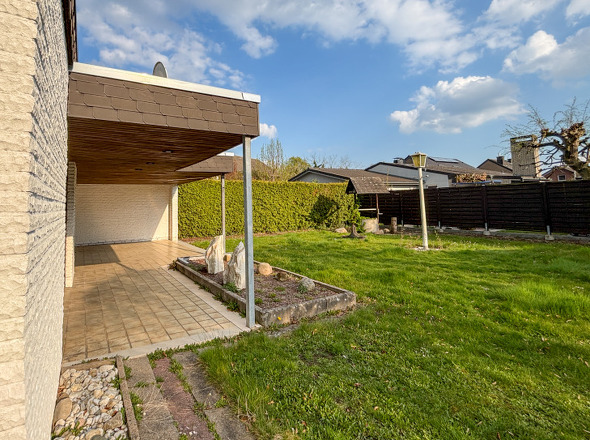 überdachte Terrasse und Garten