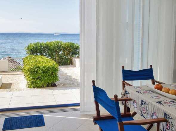 Wohn- und Essbereich der Luxusvilla H792 in Kroatien.