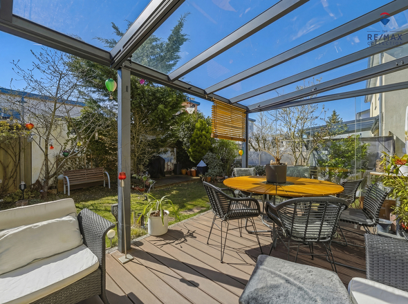 Mit Glas überdachte Terrasse