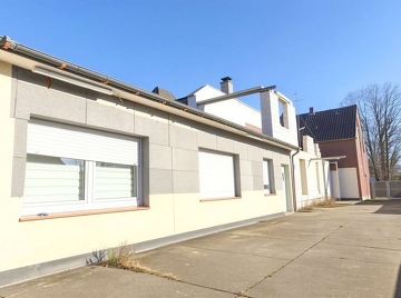 Hof von der Garage - (KI generiert)