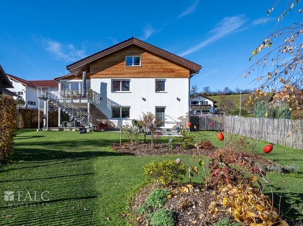Gebäude mit Garten aus Ost