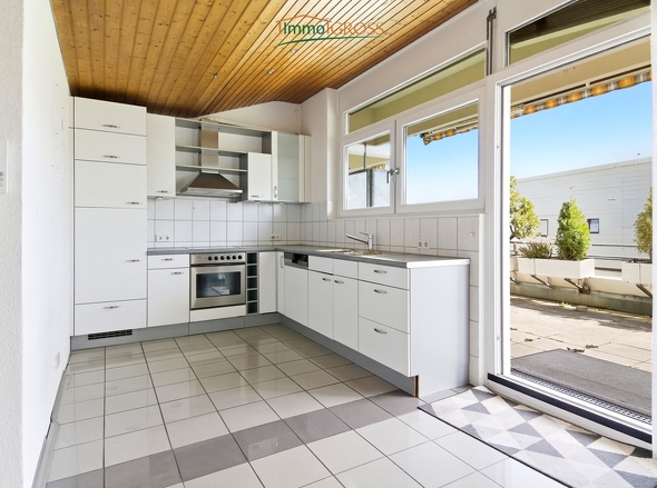 Offene Küche mit Zugang zum Balkon