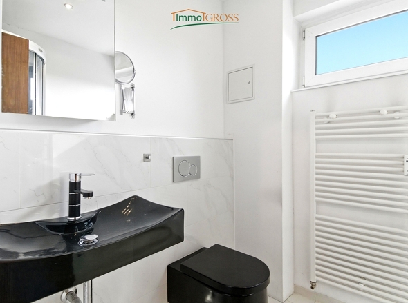 Badezimmer mit Fenster und Dusche