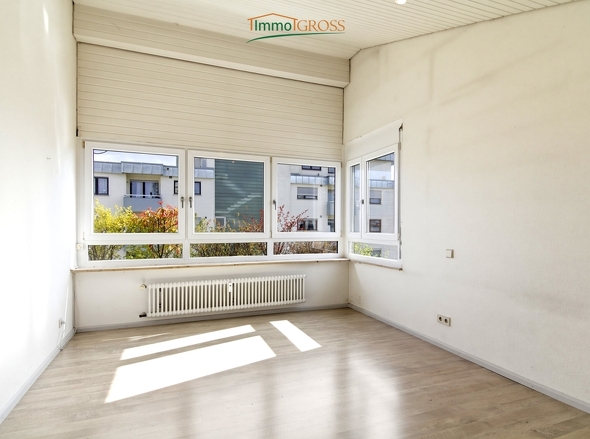 Helles Schlafzimmer mit hohen Decken