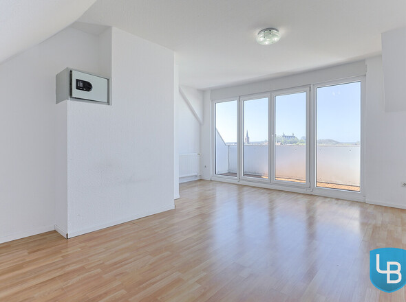 Individuell nutzbares Zimmer mit Zugang zum Balkon, DG