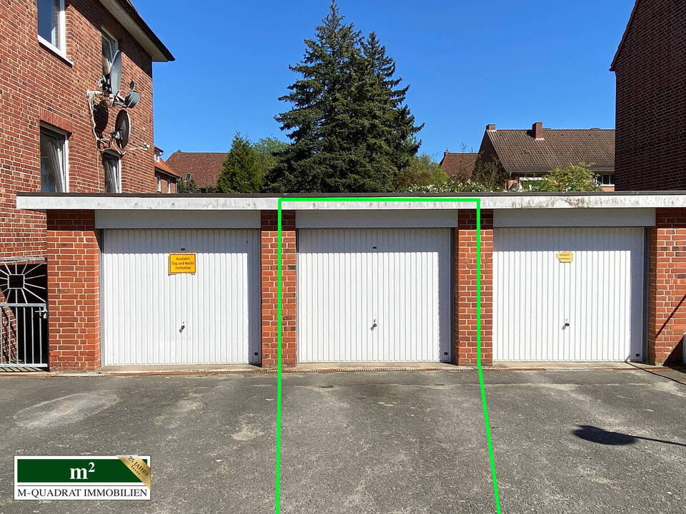 Zugehörige Garage mit Stellplatz zur Drei-Zi