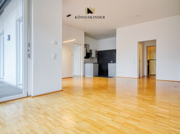 helles Wohn-und Esszimmer mit Zugang zum Balkon