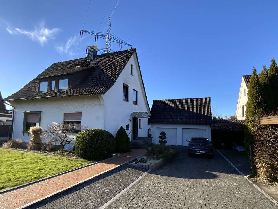Straßenansicht mit Garage