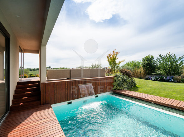 Sonenndeck mit Pool