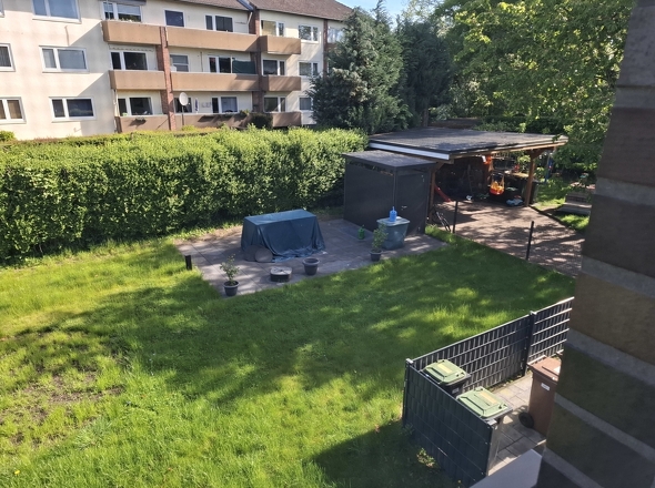 Terrasse mit Gerätehaus