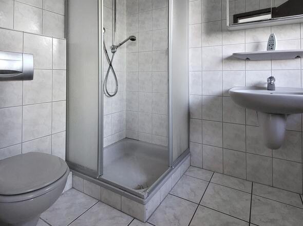 Gäste-WC mit Dusche