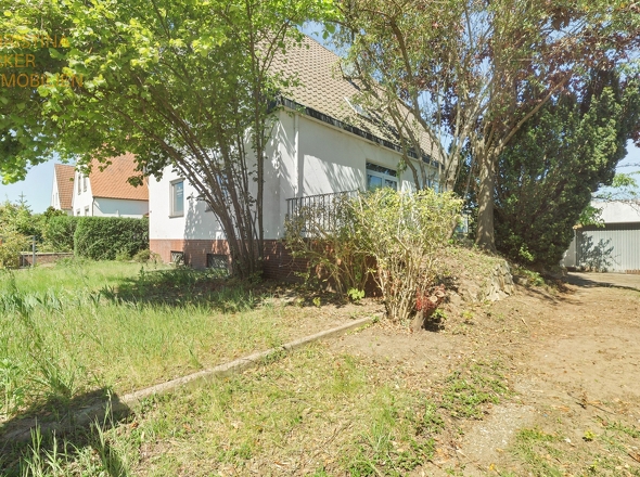 Einfahrt mit Garage