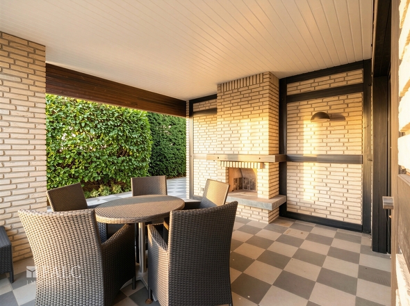 Terrasse mit Kamin