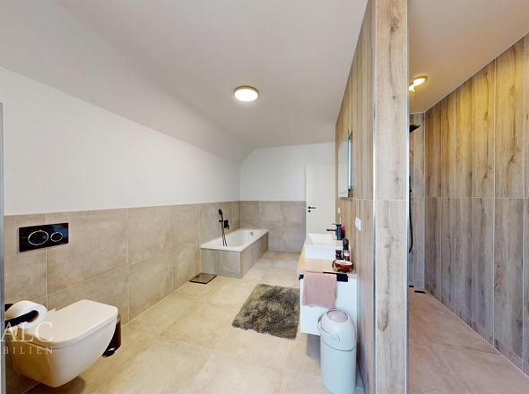 Vorderhaus_Wohnung 2_OG_Bad 
