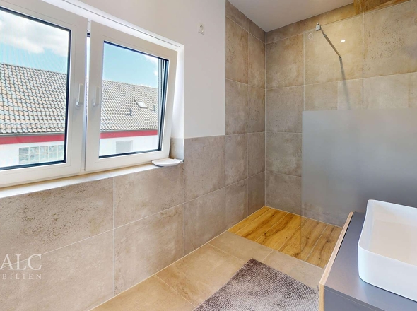 Vorderhaus_Wohnung 2_DG_Bad 