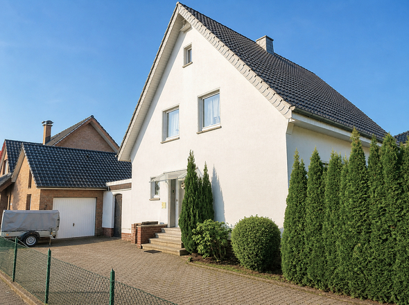 Hauseingang mit Garagenzufahrt