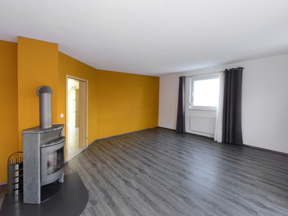 Wohnzimmer mit Kamin