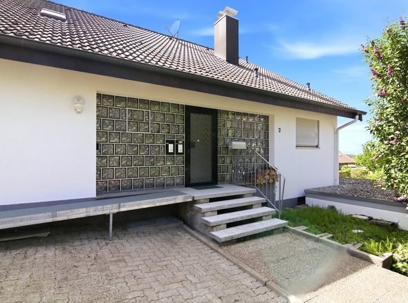 Eingang zum Haus mit Barrierefreiheit