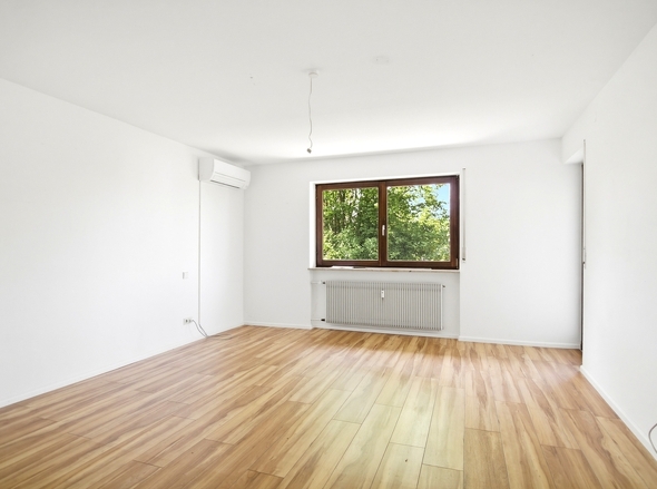 Schlafzimmer mit Zugang zum Balkon