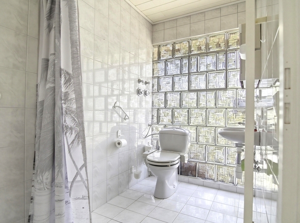 Badezimmer mit Fensterfront...