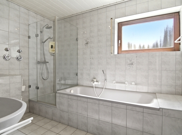 ...Dusche und Badewanne