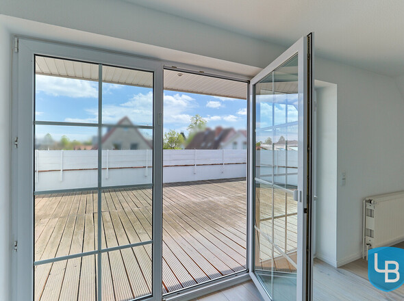 DG: Blick aus dem Wohnbereich auf die Dachterrasse