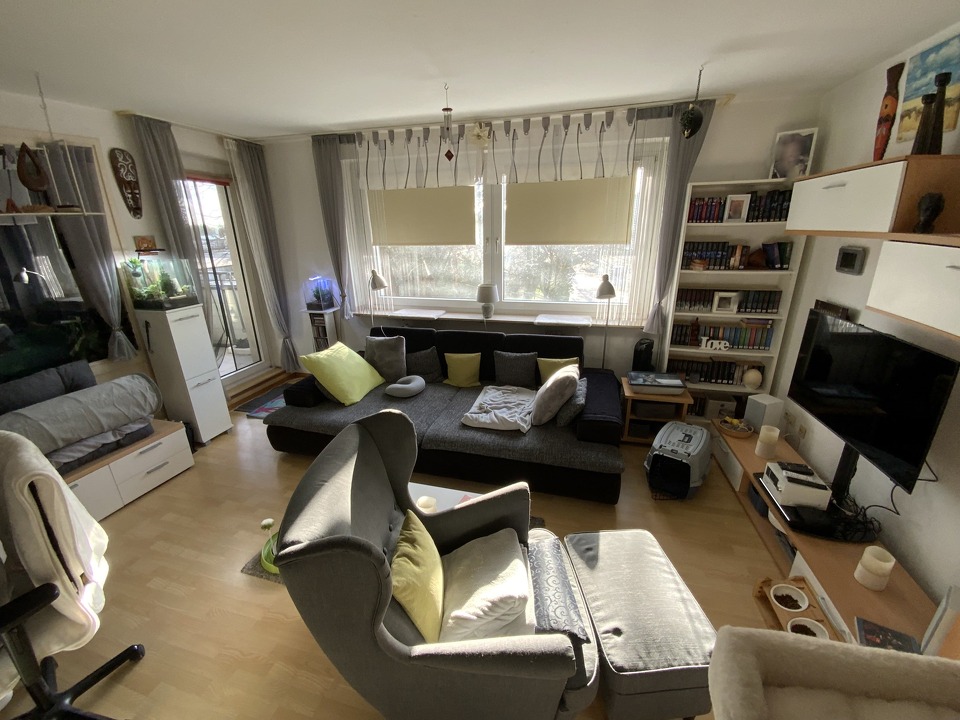 Wohnzimmer mit Zugang zum Balkon