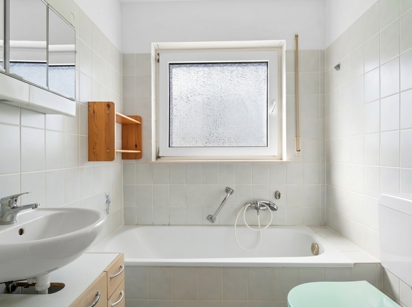 Tageslichtbad mit Badewanne