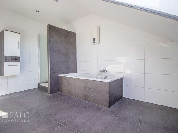 Mit Dusche und Wanne 