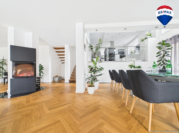 REMAX Immobilien DeLux Einfamilienhau Wohnzimmer Neunkirchen Mark Borowicz