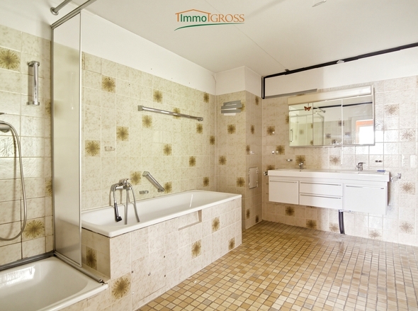 OG - Badezimmer mit Badewanne und Dusche