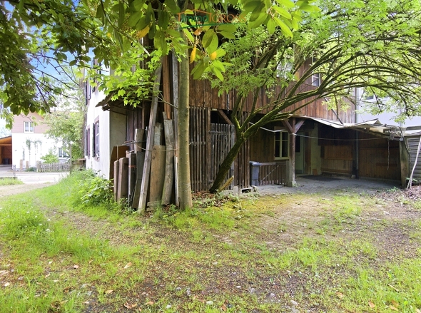 EInfahrt von der Straße zum Garten