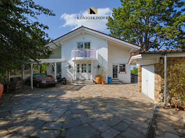 Uneinsehbarer Hofbereich mit Garagen und Carport