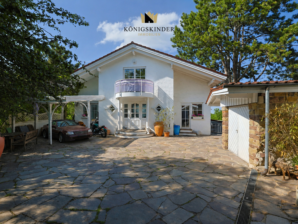 Uneinsehbarer Hofbereich mit Garagen und Carport