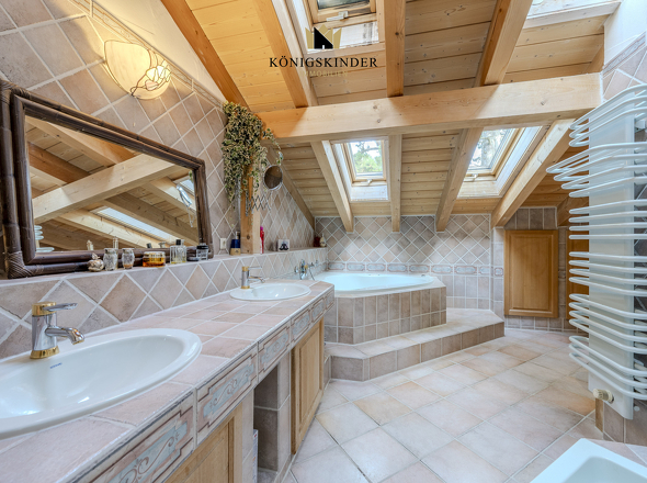 Elegantes sehr großes Badezimmer OG