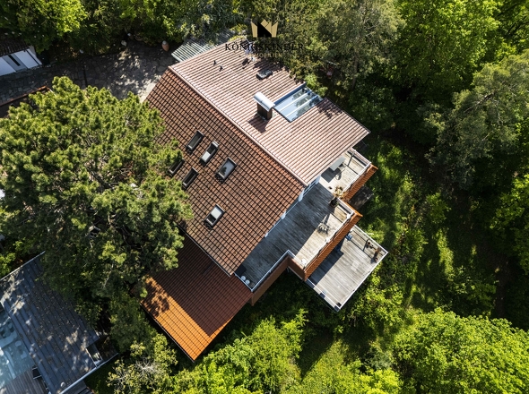Großes Haus mit großem Gartengrundstück