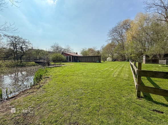 Garten mit Teich