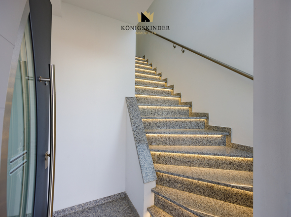 ...die Treppe hoch...