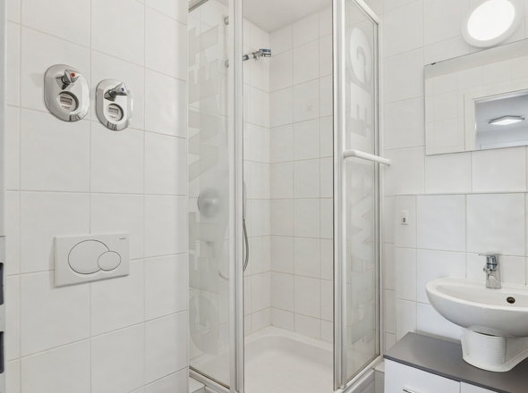 Gäste-WC mit Dusche