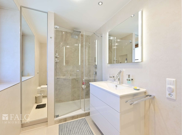 OG Badezimmer Blick Dusche