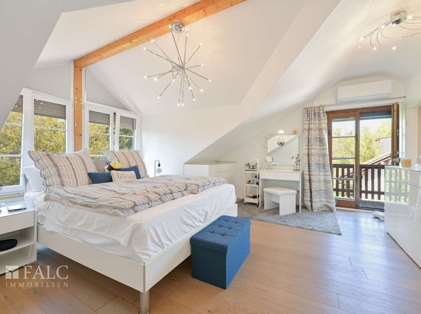 DG Zimmer groß Blick Balkon